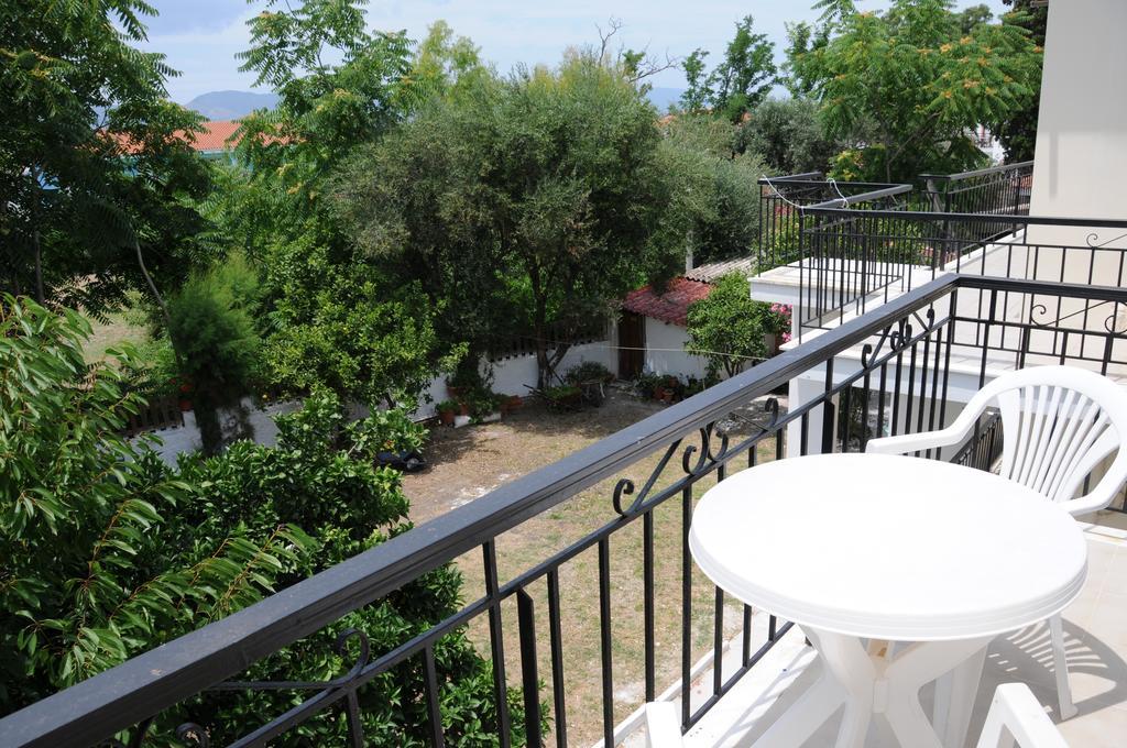 Appartement Vicky'S Garden à Kalamákion Extérieur photo
